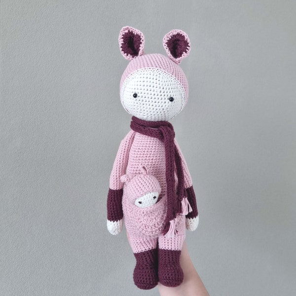 Kira la canguro con bebé, Lalylala, rosa, rojo burdeos, ganchillo blanco, peluche, muñeca de ganchillo, hecho a mano