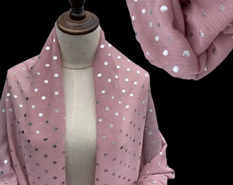 Tela de gasa rosa arrugada con lunares dorados, material ligero y transparente, medio metro