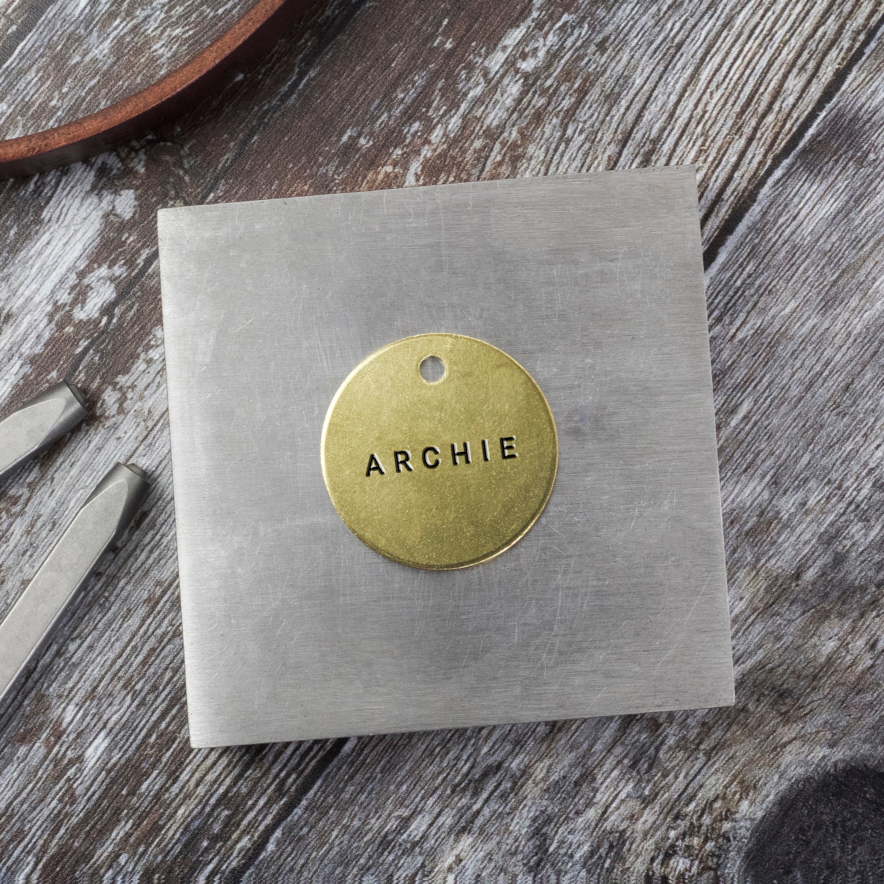 Étiquette Personnalisée d'identification de Chien, Main d'étiquette Nom d'animal Familier en Laiton 