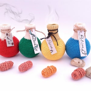 Puede incluir: Cuatro botellas de poci&oacute;n de crochet con etiquetas que dicen "Potion #1", "Potion #2", "Potion #3" y "Potion #4". Las botellas son rojas, verdes, amarillas y azules.