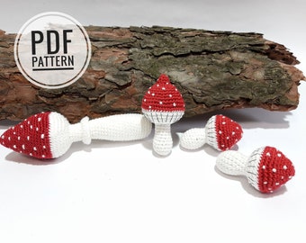 Può includere: Quattro giocattoli amigurumi all'uncinetto a forma di fungo di diverse dimensioni. I funghi sono rossi con pois bianchi e steli bianchi. I funghi sono disposti su una superficie di legno. Il testo "PDF PATTERN" è visibile in un cerchio.