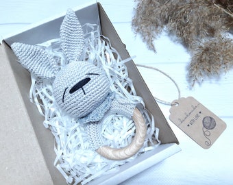 Hochet au crochet Lapin au crochet Cadeau pour future maman Panier cadeau baby shower Félicitations cadeau grossesse Panier cadeau bébé