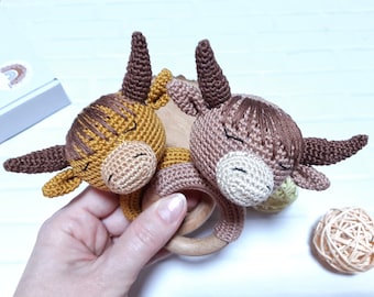 Hochet bébé au crochet Vache au crochet Vache des Highlands au crochet Vache cadeau pour bébé Hochet en bois Vache des Highlands au crochet, animal de la ferme