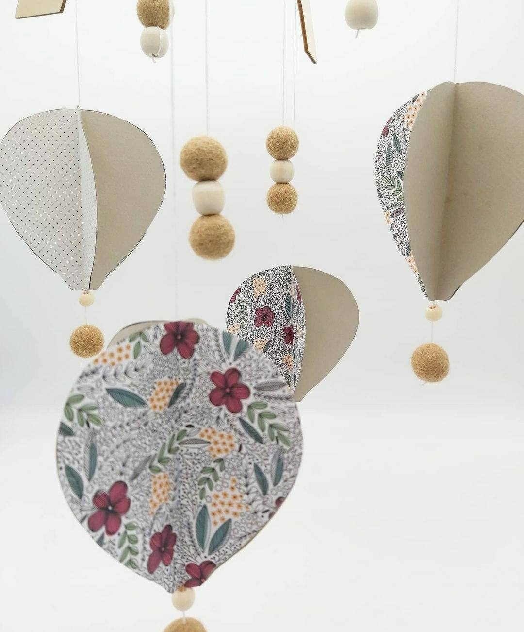 Mobile Origami avec Montgolfières et Boules de Feutrine