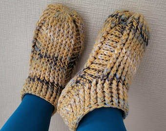 Pantuflas de ganchillo para hombre. Zapatillas de casa hechas a mano. Pantuflas de ganchillo para hombre en colores mostaza y azul.