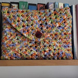 Cartable grand-mère en crochet, couverture de livre en crochet avec bouton. Protège-livre carré grand-mère au crochet, porte-livre personnalisé au crochet, couverture faite main