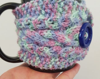Handgebreide regenboogkabelkoffiekop Cosy