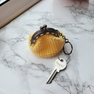 Gelbe gehäkelte Münze Geldbörse Schlüsselbund mit Kiss Verschluss.Gehäkelte Münze Mini Geldbörse, gehäkelte Brieftasche Schlüsselbund