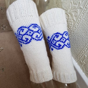 Gebreide beenwarmers. Boots boeien Witte Warmers. Dans Leg Warmers met blauwe motieven. Beenwarmers. Hand gebreide beenwarmers. Boot Toppers.