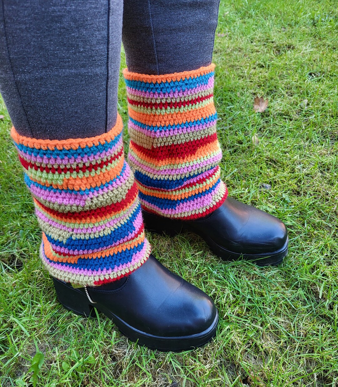 Gehäkelte Regenbogen Stulpen: Grobstrick Stulpen