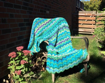Couverture ondulée au crochet faite main : jeté bohème bleu et vert