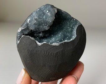 Fantastische schwarze Chalcedon Geode mit silbernen Druzy Kristallen !