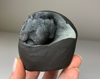 Fantastische schwarze Chalcedon Geode mit silbernen Druzy Kristallen !