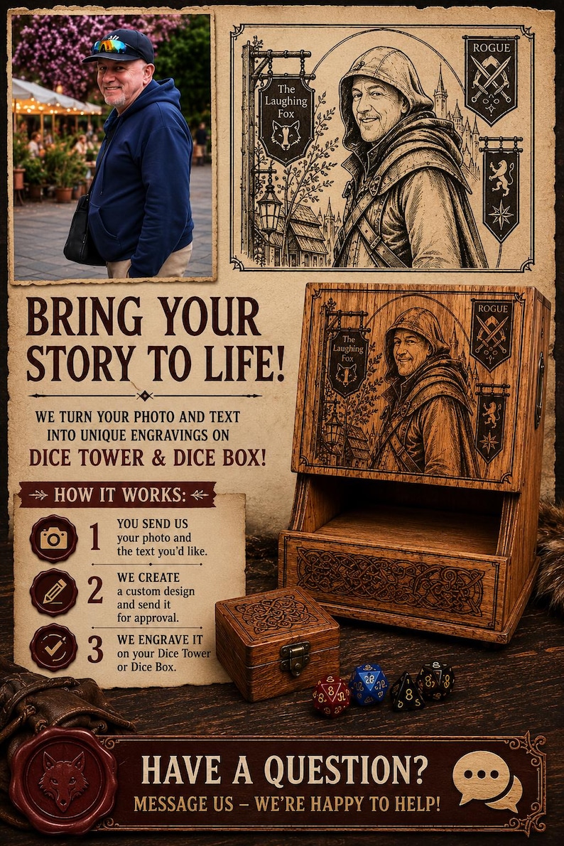 Op de afbeelding: Houten dobbelsteentoren en -doosset met aangepaste graveeropties. De afbeelding toont een man met een capuchon, de tekst "The Laughing Fox" en "Bring Your Story to Life!". De set bevat dobbelstenen en een kleine houten doos.