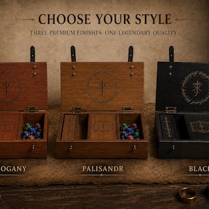 Op de afbeelding: Drie houten kisten met scharnierende deksels, elk met een andere afwerking: mahonie, palissander en zwart. De kisten zijn open en onthullen compartimenten voor kaarten en dobbelstenen. De tekst "CHOOSE YOUR STYLE" staat bovenaan.
