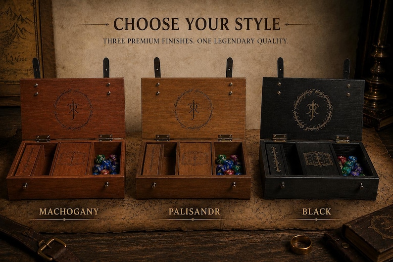 Op de afbeelding: Drie houten kisten met scharnierende deksels, elk met een andere afwerking: mahonie, palissander en zwart. De kisten zijn open en onthullen compartimenten voor kaarten en dobbelstenen. De tekst "CHOOSE YOUR STYLE" staat bovenaan.