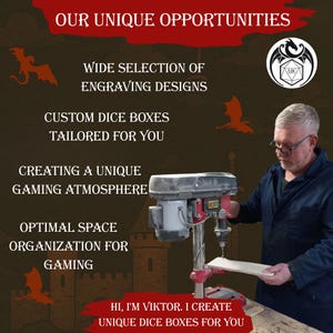 Op de afbeelding: Afbeelding toont tekst: "ONZE UNIEKE KANSEN", "BREDE SELECTIE GRAVEERONTWERPEN", "AANGEPASTE DOBBELSTENENBOXEN OP MAAT GEMAAKT VOOR U", "HET CRE&Euml;REN VAN EEN UNIEKE GAMING ATMOSFEER", "OPTIMALE RUIMTEORGANISATIE VOOR GAMING". Een man gebruikt een boormachine.