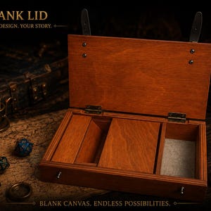 Op de afbeelding: Open houten kist met compartimenten, met de tekst "BLANK LID" en "YOUR DESIGN. YOUR STORY." Decoratieve kaarsen en beeldjes zijn rond de kist geplaatst. De kist is bruin van kleur.