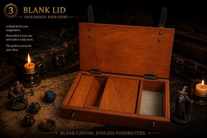 Op de afbeelding: Open houten kist met compartimenten, met de tekst "BLANK LID" en "YOUR DESIGN. YOUR STORY." Decoratieve kaarsen en beeldjes zijn rond de kist geplaatst. De kist is bruin van kleur.