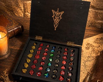 Caja grande para guardar dados con inserciones de espuma, bóveda para dados de fantasía con correas de cuero, organizador de dados de madera con 49 compartimentos, regalo para coleccionistas de juegos de rol.