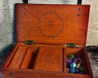 Caja para dados de El Señor de los Anillos con torre para dados, organizador de dados de madera para D&D, accesorios de rol inspirados en Tolkien, regalo para hobbits, almacenamiento de dados de la Tierra Media.