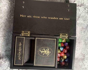 Juego de torre de dados y caja de almacenamiento para D&D: bandeja para dados inspirada en El Señor de los Anillos, organizador de madera para juegos de rol, regalo para Dungeon Master, caja para dados grabada a medida.