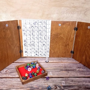 Peut inclure: Un plateau de jeu pliable en bois avec un plateau à dés doublé de feutre rouge. Le plateau comporte une feuille imprimée avec des symboles et des chiffres. Le plateau est rempli de dés colorés.