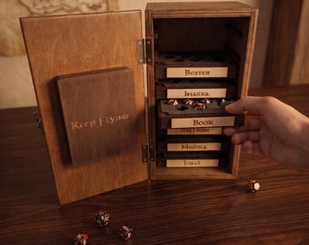 Gabinete para dados de D&D, expositor para dados con 7 bandejas, organizador de dados de madera, estuche para colección de dados, accesorios para juegos de rol, regalo para el Dungeon Master.