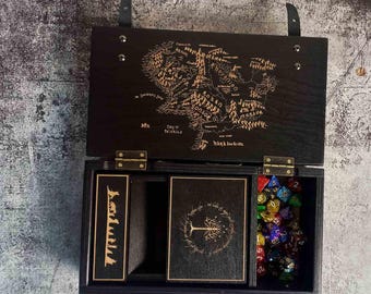 Bandeja para dados de fantasía con caja de almacenamiento / Lanzador de dados para juegos de rol de mesa D&D / Regalo para Dungeon Master / Torre de dados inspirada en la aventura