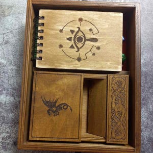 Organizador de juegos de dados, hecho a mano, diseño único, organizador de juegos de mesa, caja de cartas de juego de rol y soporte MTG para organizador de juegos de naipes