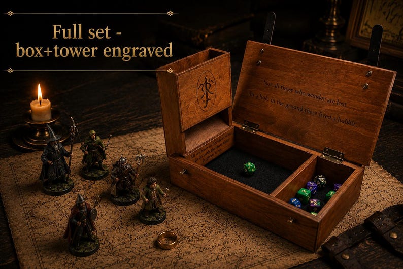 Op de afbeelding: Een houten dobbeldoos en torenset met gegraveerde details. De doos is open en onthult dobbelstenen en een met vilt gevoerd interieur. Miniatuurbeeldjes en een gouden ring zijn ook aanwezig. Tekst op de doos luidt "Full set - box+tower engraved."