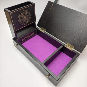 Aangepaste gepersonaliseerde dobbelsteenbak Dobbelstenen toren Dungeons Yggdrasil zwarte doos Keltische draak dobbelstenen doos RPG-doos Dragons Dice Tray rpg-dobbelsteenopslag
