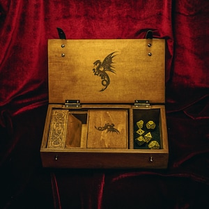 Bandeja y torre para dados con grabado personalizado de dragones celtas, de madera marrón, con bandeja y caja para dados, grabado personalizado hecho a mano y opciones para guardar dados.