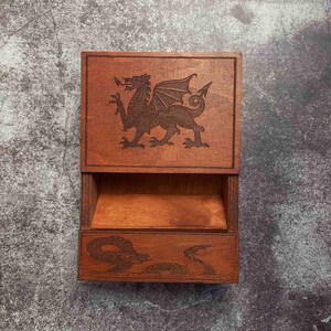 Dice Sets Organizer Dice tower Wooden Box Organizer with Sections for Storing Dice Accessories Terry Type Setting Personalization of Images Machagon