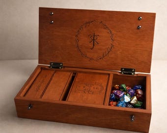 Juego de torre de dados y caja de almacenamiento para D&D: bandeja para dados inspirada en El Señor de los Anillos, organizador de madera para juegos de rol, regalo para Dungeon Master, caja para dados grabada a medida.