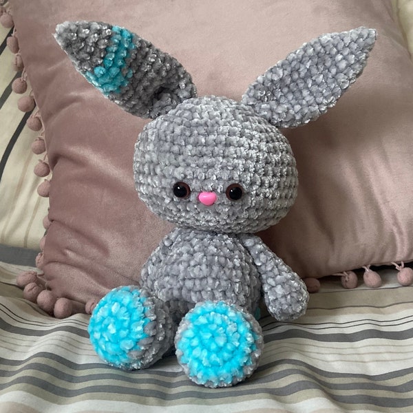 Lapin gris et bleu velours - Amigurumi