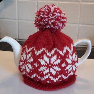 Festive Tea Cosy Knitting Pattern image 1