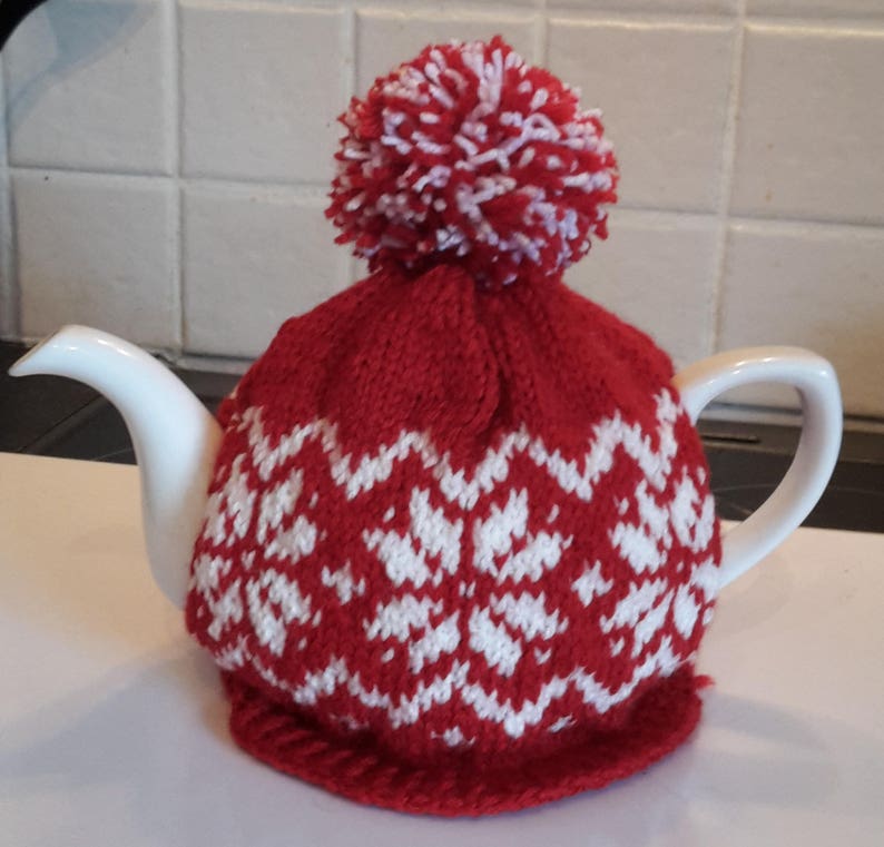 Festive Tea Cosy Knitting Pattern image 1