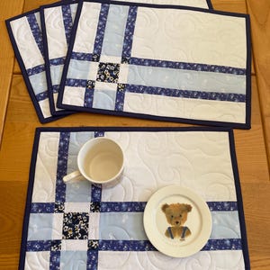 Peut inclure: Ensemble de trois tasses en céramique avec une finition mate et mouchetée. Chaque tasse est de couleur différente : bleu clair, crème et gris. Les tasses ont un design simple et moderne, parfaites pour le café ou le thé.