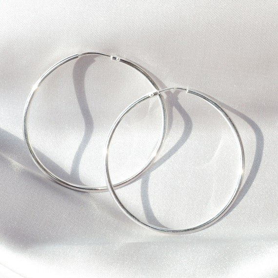 Orecchini a cerchio con pompon in argento sterling