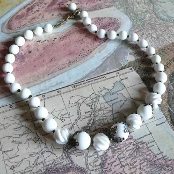 Collier ancien ras de cou perles blanches