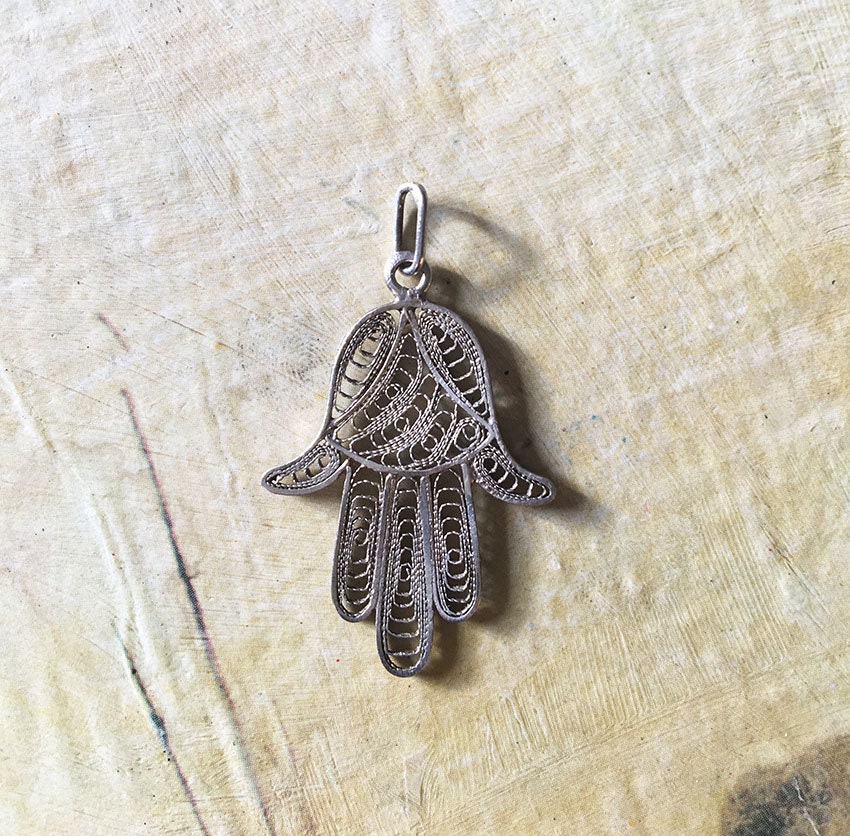 Grand Pendentif Khamsa Main De Fatma Résine Dorée - Collier Fantaisie 9cm