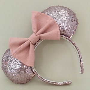 Orejas de ratón con lentejuelas en oro rosa. Lazo metálico en oro rosa. Diadema de orejas de ratón hecha a mano y personalizada. Regalos para ella menores de 50 años.