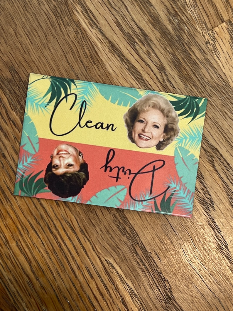 K&ouml;nnte beinhalten: Ein gelber und roter Magnet mit einem tropischen Blattdesign. Der Magnet zeigt ein Bild von zwei Frauen mit dem Text "Clean with C" in Schwarz.