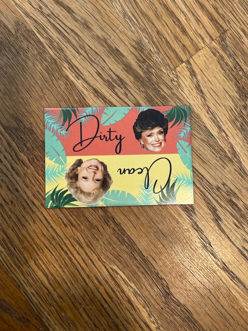 K&ouml;nnte beinhalten: Ein Magnet mit rosa und gelbem Hintergrund, der zwei Bilder einer Frau mit blonden Haaren zeigt. Der Text "Dirty" und "Dean" ist in schwarzer Kursivschrift auf dem Magneten geschrieben.
