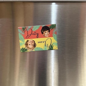 K&ouml;nnte beinhalten: Ein bunter Magnet mit tropischem Thema mit zwei Frauenportr&auml;ts und dem Text "Dirty, Dear".