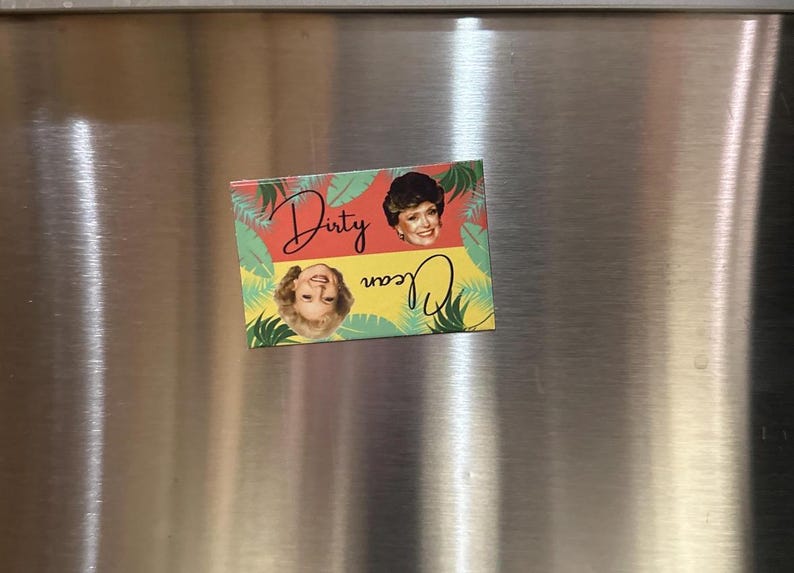 K&ouml;nnte beinhalten: Ein bunter Magnet mit tropischem Thema mit zwei Frauenportr&auml;ts und dem Text "Dirty, Dear".