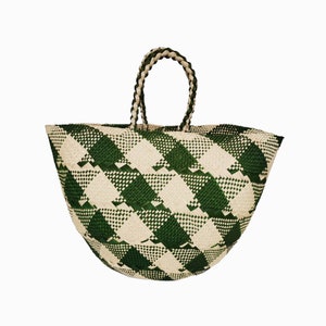 Puede incluir: Un gran bolso tote tejido verde y blanco con un patr&oacute;n a cuadros. El bolso tiene dos asas y est&aacute; hecho de materiales naturales.