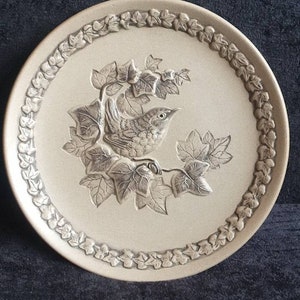 edición limitada Poole Pottery Placa de pájaros de jardín erizado con The Wren diseñada por Barbara Linley Adams. No 3178 de 5000