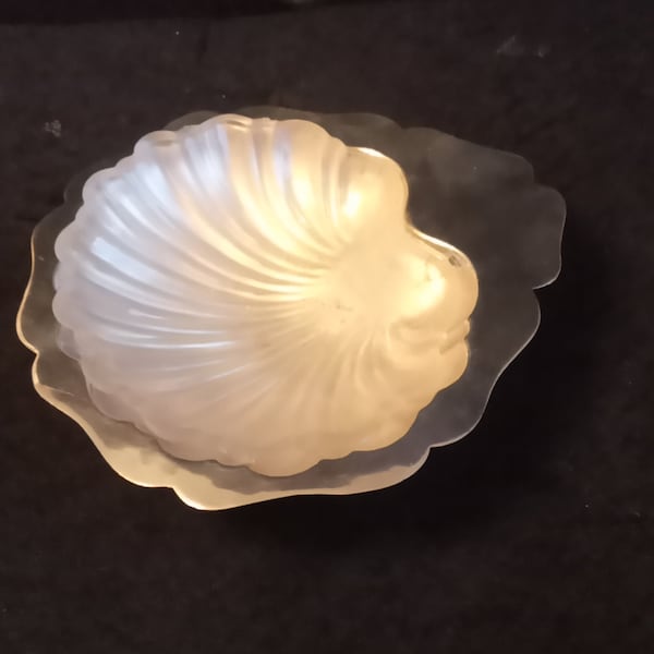 Vintage epns glass lined clam shell butter or caviar dish on bun feet 1930s